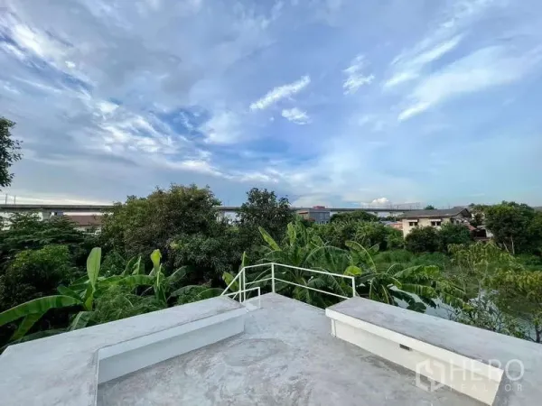 บ้าน ให้เช่าในLat Krabang, Bangkok - ดาดฟ้าพร้อมที่นั่ง มุมมองโปร่งโล่งเหนือเรือนยอดไม้และชุมชน