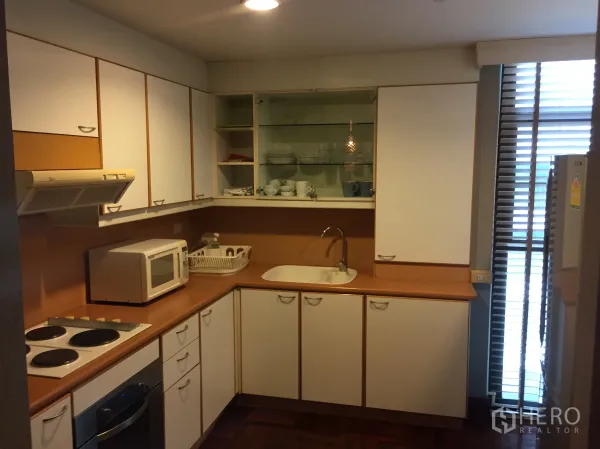 คอนโด ให้เช่าในPathum Wan, Bangkok - ครัวรูปตัว U ตู้สีขาว เตาไฟฟ้า เตาอบ ไมโครเวฟ และบานมู่ลี่