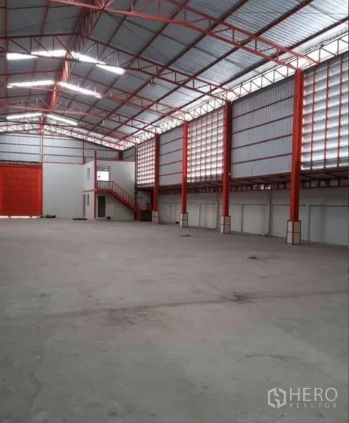คลังสินค้า ให้เช่าในBang Phli, Samut Prakan - มุมมองภายในเห็นประตูบานม้วนขนาดใหญ่ และออฟฟิศสองชั้นพร้อมบันได