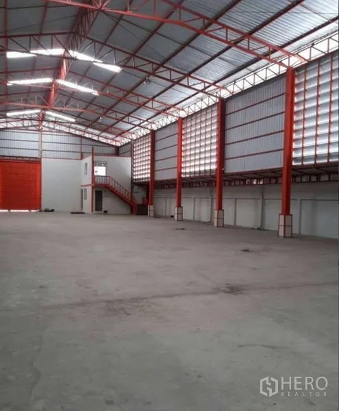 คลังสินค้า ให้เช่าในBang Phli, Samut Prakan - มุมมองภายในเห็นประตูบานม้วนขนาดใหญ่ และออฟฟิศสองชั้นพร้อมบันได