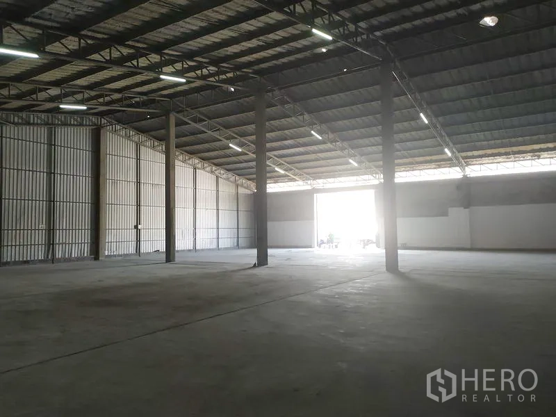 Warehouse for rent in Samut Prakan - Large clear-span warehouse with metal cladding and rear loading opening.