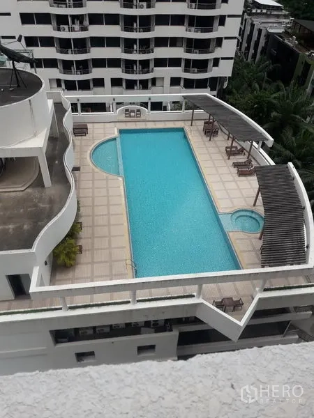 คอนโด ให้เช่าในWatthana, Bangkok - สระว่ายน้ำบนดาดฟ้าของคอนโดพร้อมดาดฟ้าอาบแดด ศาลาพัก และสระเด็ก