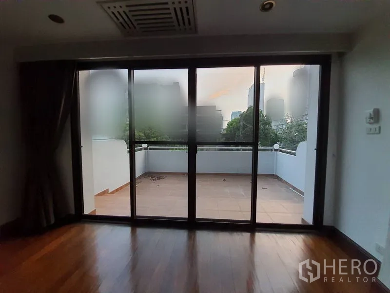 ทาวน์เฮาส์ ให้เช่าในKhlong Toei, Bangkok - ระเบียงส่วนตัวผ่านประตูกระจกบานเลื่อน มองเห็นเส้นขอบฟ้าเมือง