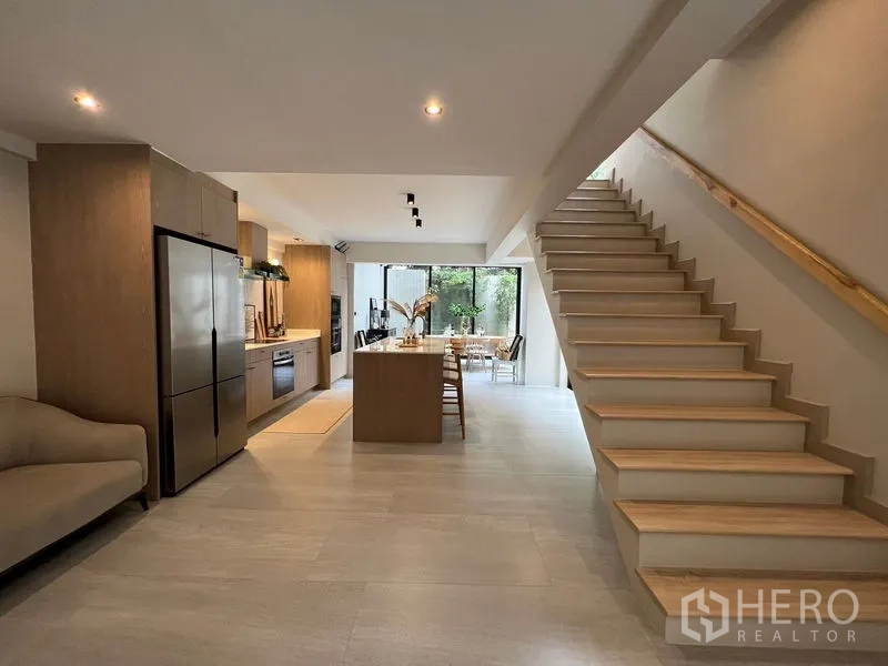 联排别墅 出售在Khlong Toei, Bangkok - 开放式厨房餐厅与通往二层的楼梯。