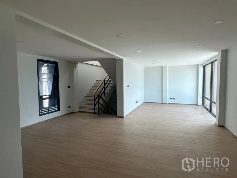 货栈 出售在Lam Luk Ka, Pathum Thani - 宽敞的楼上开放式办公区，带楼梯与全景窗