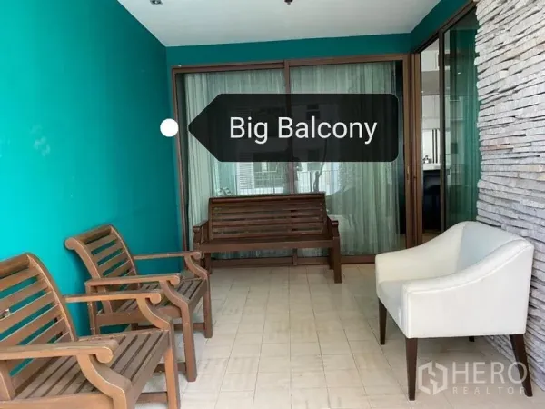 คอนโด ให้เช่า - ระเบียงกว้างแบบมีหลังคา จัดที่นั่ง ผนังสีเขียว และประตูกระจกบานเลื่อน