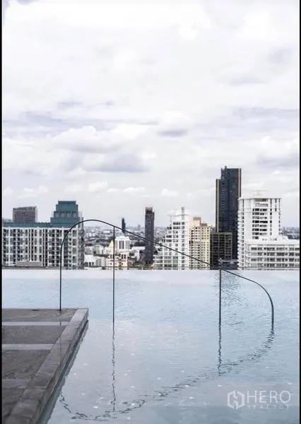 公寓 出租或出售在Watthana, Bangkok - 无边际泳池边缘与城市全景。