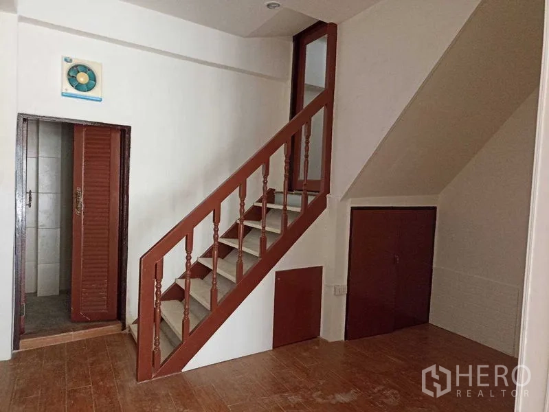 อาคารพาณิชย์ ให้เช่าในWatthana, Bangkok - บันไดราวไม้ พื้นที่เก็บของใต้บันได และประตูทางเข้าห้องน้ำปูกระเบื้อง