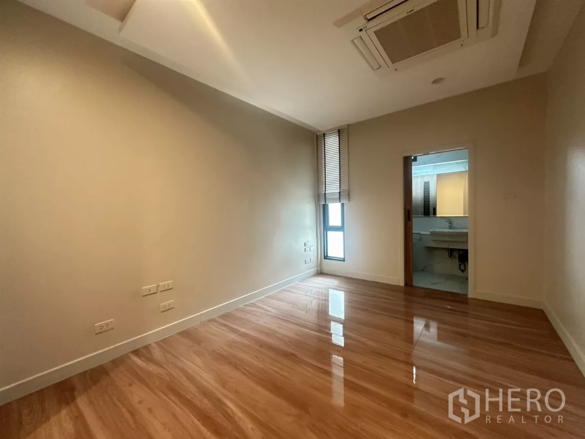 Townhouse for rent in Watthana, Bangkok - En-suite bedroom featuring wood floors, window blinds and recessed lighting.