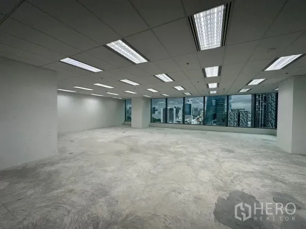 办公空间 出租 - 明亮角部办公区，少量立柱、声学天花与开阔天际线视野。