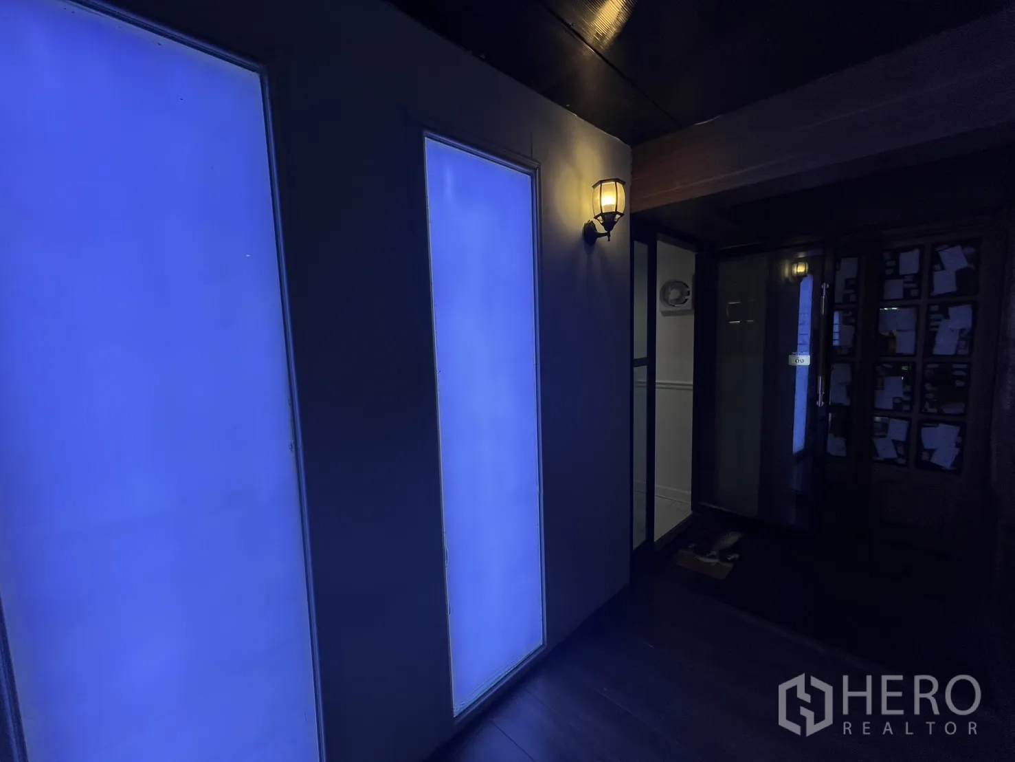 零售空间 出租在Watthana, Bangkok - 氛围入口角落，蓝色灯光面板