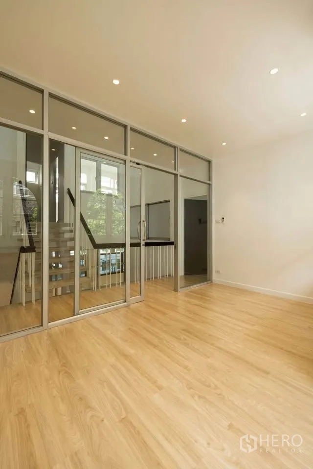 联排别墅 出租在Khlong Toei, Bangkok - 多功能房，整面玻璃隔断，紧邻楼梯。