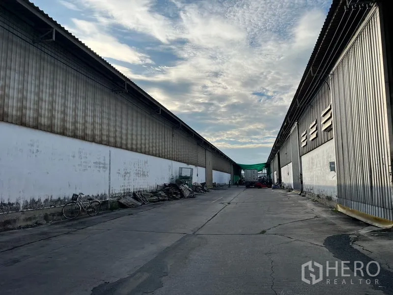 Warehouse for rent in Samut Prakan - Wide concrete access road between warehouse blocks suitable for container trucks.