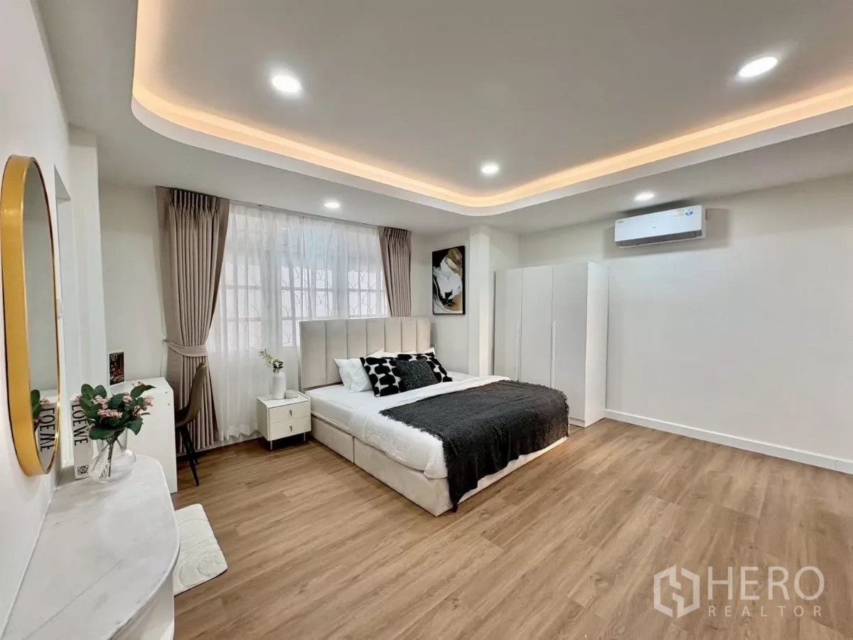 Detached House for rent in Huai Khwang, Bangkok - Large master bedroom with cove lighting, king bed and wood floors