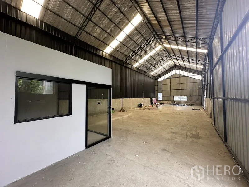 คลังสินค้า ให้เช่าในLat Phrao, Bangkok - ภายในโกดังโล่ง หลังคาสูงมีช่องแสง พื้นคอนกรีต พร้อมห้องออฟฟิศกั้นกระจก