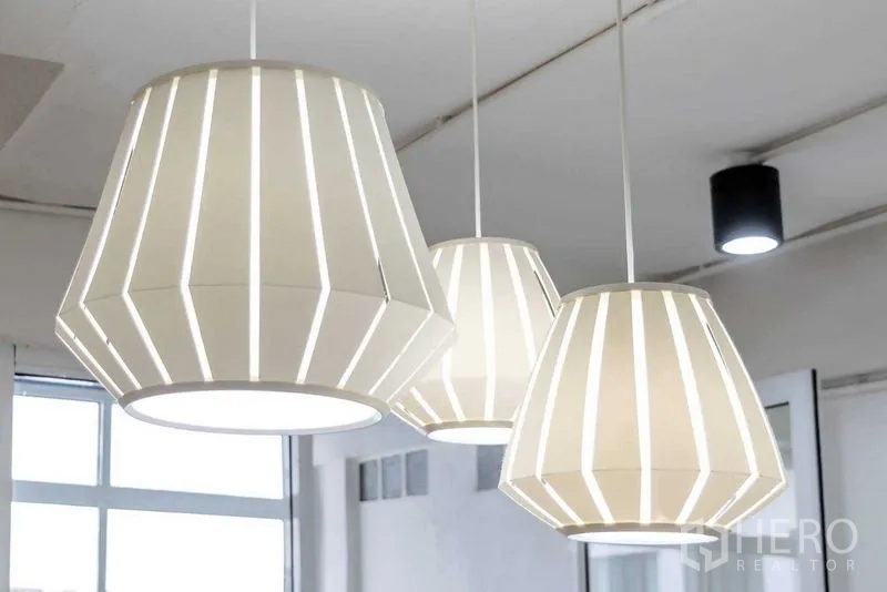 店屋 出售在Suan Luang, Bangkok - 三盏现代白色吊灯悬挂在天花板上。