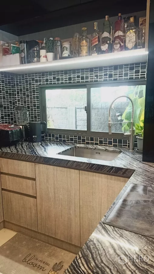 บ้าน ให้เช่าหรือขายในKhan Na Yao, Bangkok - มุมครัวพร้อมอ่างล้างจานฝัง ระบอกก๊อกแบบดึงลง และท็อปลายหินริมหน้าต่าง