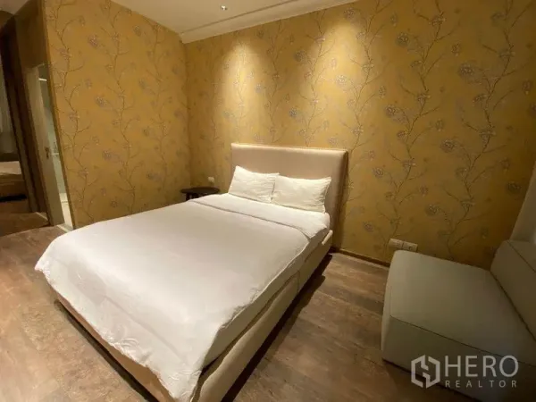 คอนโด ให้เช่าในPathum Wan, Bangkok - ห้องนอนวอลเปเปอร์ลายดอก ไม้พื้น และหัวเตียงบุนุ่ม