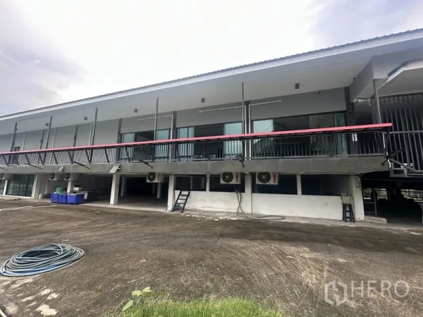 独立商业地产 出租在Prawet, Bangkok - 抬高的两层建筑后立面，带阳台与停车区