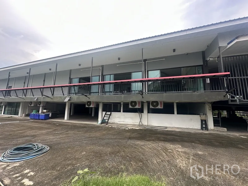 独立商业地产 出租在Prawet, Bangkok - 抬高的两层建筑后立面，带阳台与停车区