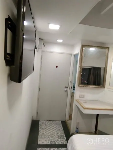 店屋 出租在Phra Nakhon, Bangkok - 狭长走道，墙挂电视与小梳妆台通向入户门