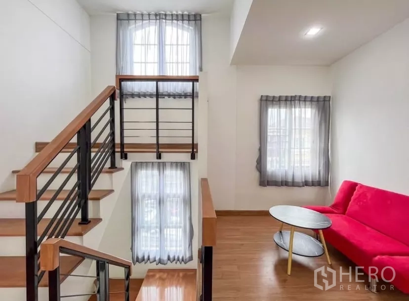 独立式住宅 出租在Chom Thong, Bangkok - 楼梯间高窗采光充足，金属栏杆设计现代。