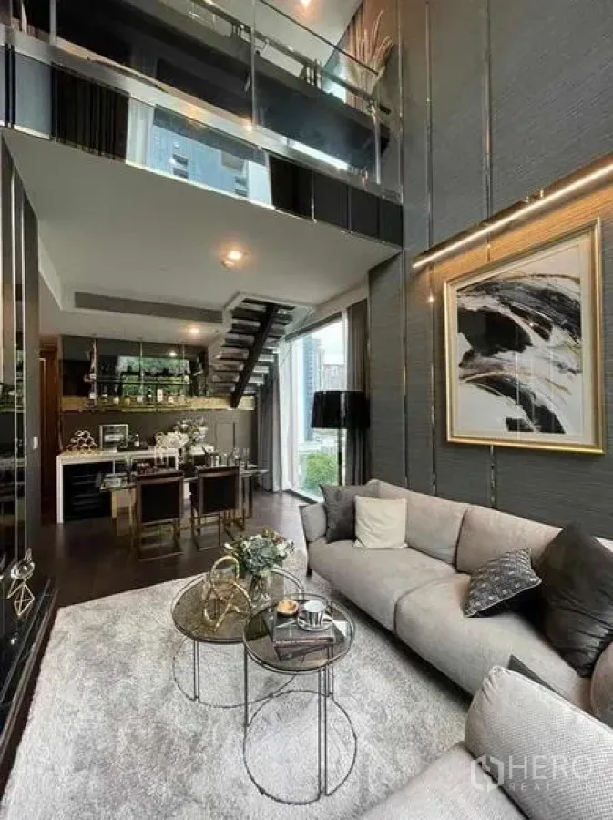 公寓 出租或出售 - 开放式客餐厅，挑高双层与夹层走道相连。