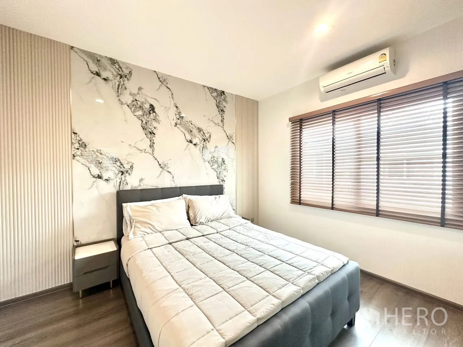 บ้านเดี่ยว for rent in Bang Phli, Samut Prakan - ห้องนอนตกแต่งผนังหัวเตียงลายหินอ่อน พร้อมมู่ลี่หน้าต่าง.