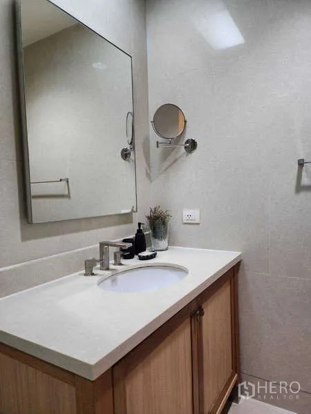 คอนโด ให้เช่า - เคาน์เตอร์อ่างล้างหน้า ท็อปหิน กระจกบานใหญ่ และตู้เก็บของในห้องน้ำ