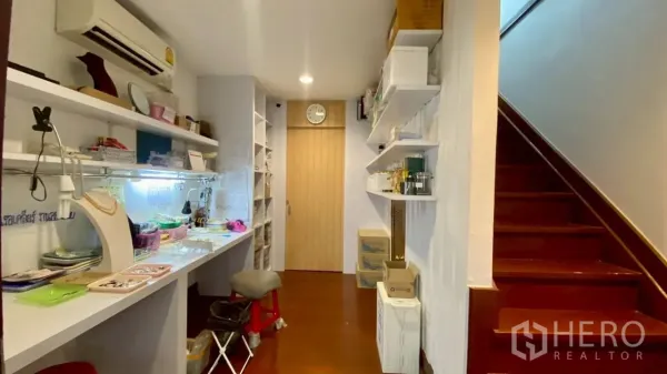 零售空间 出租在Samphanthawong, Bangkok - 后勤工作区，内置搁架、空调和楼梯。