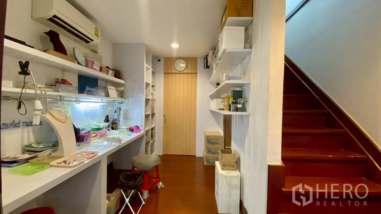 零售空间 出租在Samphanthawong, Bangkok - 后勤工作区，内置搁架、空调和楼梯。