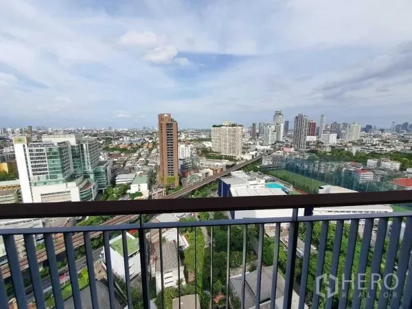 คอนโด ขายในKhlong Toei, Bangkok - วิวเมืองกรุงเทพฯจากระเบียงชั้นสูง เห็นแนวรถไฟฟ้าและอาคารสูง