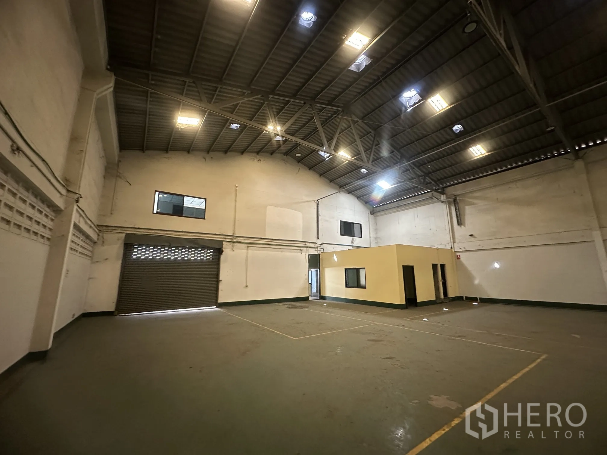 โรงงาน for rent in Lat Lum Kaeo, Pathum Thani - ภายในโกดังเห็นประตูม้วน เพดานสูง และบล็อกสำนักงาน