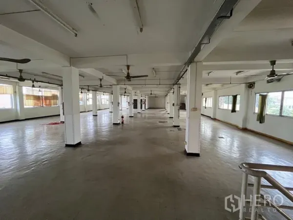 อาคารพาณิชย์ ให้เช่าในKhlong Toei, Bangkok - ชั้นบนพื้นที่เปิดโล่งกว้าง เสาต้นเป็นระยะ พร้อมพัดลมเพดานและช่องแสงธรรมชาติ