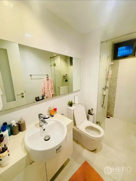 公寓 出租或出售在Sathon, Bangkok - 明亮的客卫，带台盆、超大镜面与步入式淋浴。