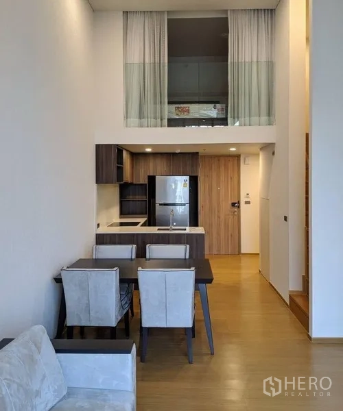 คอนโด ให้เช่าในWatthana, Bangkok - พื้นที่นั่งเล่นและรับประทานอาหารแบบเปิดโล่ง ครัวเล็ก และชั้นลอย