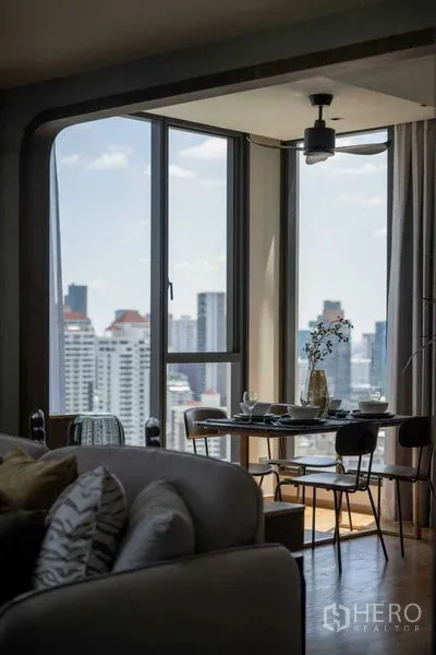 คอนโด ขายในKhlong Toei, Bangkok - มุมทานอาหารข้างหน้าต่างเต็มบาน มองเห็นสกายไลน์ย่านทองหล่อ