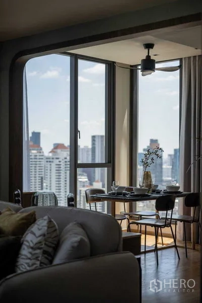 คอนโด ขายในKhlong Toei, Bangkok - มุมทานอาหารข้างหน้าต่างเต็มบาน มองเห็นสกายไลน์ย่านทองหล่อ