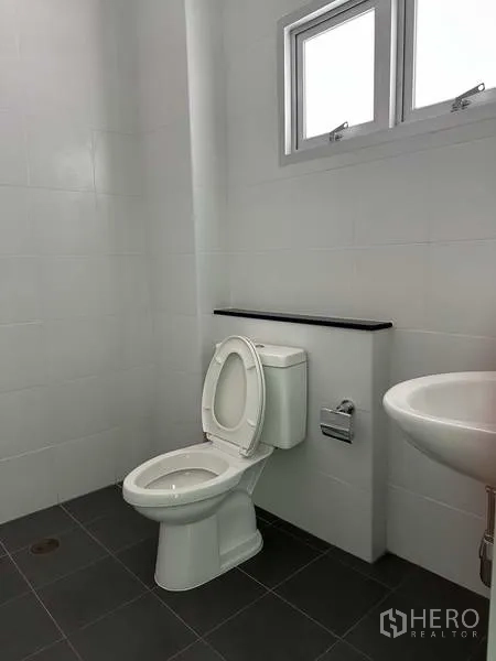 工厂 出租在Bang Sao Thong, Samut Prakan - 整洁卫生间，配坐便器、洗手盆与采光窗