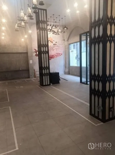 零售空间 出租在Watthana, Bangkok - 临街前厅，落地窗与可折叠栅格立柱。