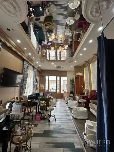 พื้นที่ขายปลีก ให้เช่าในKhlong Toei, Bangkok - มุมกว้างของซาลอน เพดานสะท้อนพร้อมโคมไฟ แท่นทำงาน และประตูกระจกออกสู่ระเบียง