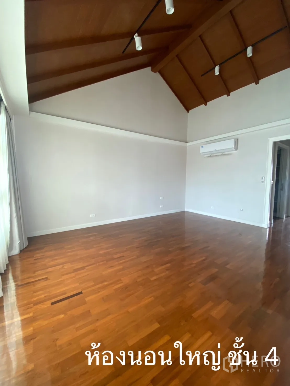 店屋 出租在Watthana, Bangkok - 宽敞卧室，高挑穹顶、空调与木地板。