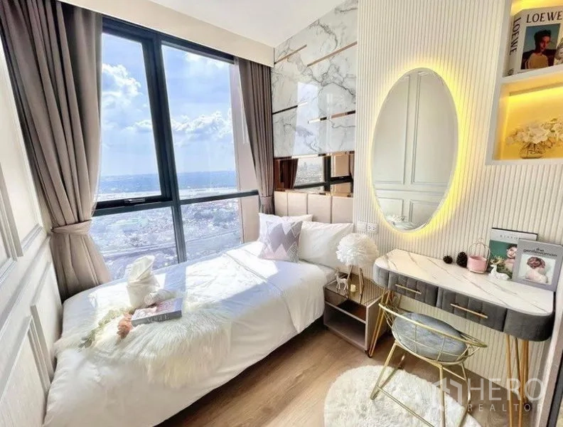 คอนโด ให้เช่าในKhlong Toei, Bangkok - ห้องนอนรับแสงธรรมชาติ หน้าต่างสูงจรดเพดาน ผนังลายหินอ่อน พร้อมโต๊ะเครื่องแป้งและวิวเมืองกว้าง