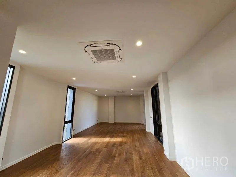 บ้าน ให้เช่าในWang Thonglang, Bangkok - ห้องเอนกประสงค์ขนาดใหญ่ พื้นไม้ และเครื่องปรับอากาศแขวนฝ้า