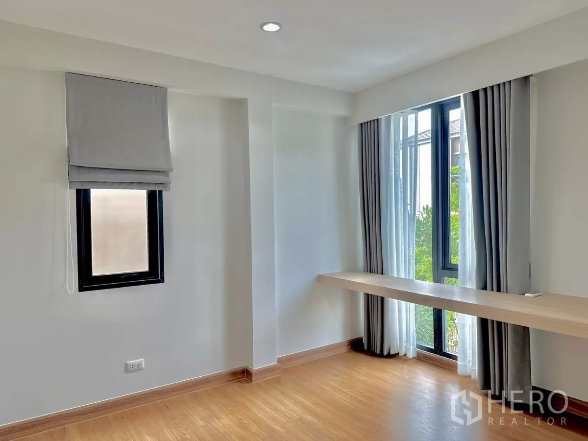 บ้าน ให้เช่าหรือขายในPrawet, Bangkok - ห้องมุมมีหน้าต่างสองด้าน โต๊ะทำงานยาว และพื้นไม้