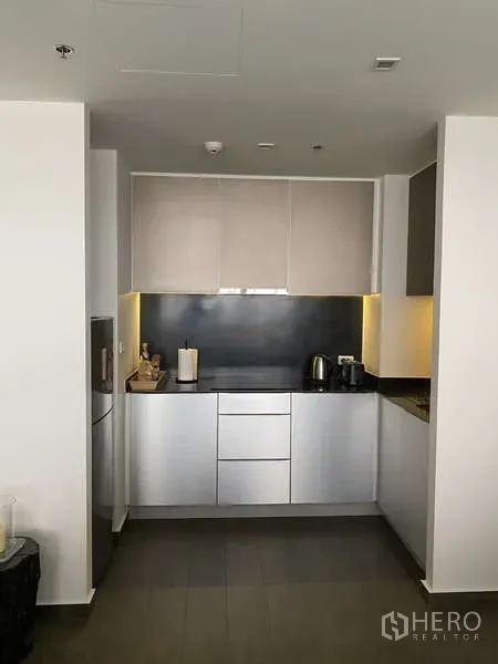 คอนโด ขายในWatthana, Bangkok - ครัวสไตล์โมเดิร์นตู้บิลท์อิน แผงกันเปื้อนสีดำ และไฟใต้ตู้