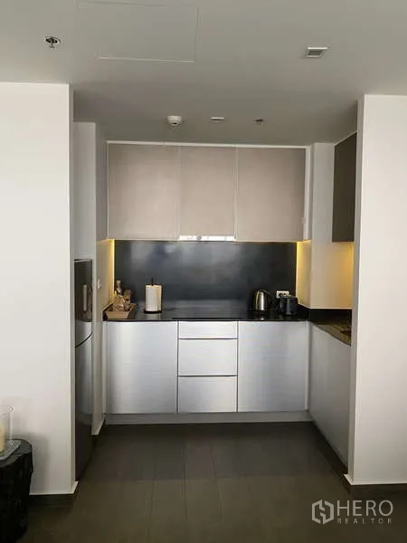 คอนโด ขายในWatthana, Bangkok - ครัวสไตล์โมเดิร์นตู้บิลท์อิน แผงกันเปื้อนสีดำ และไฟใต้ตู้