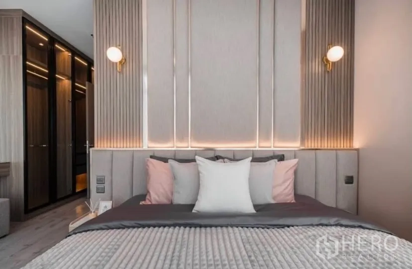 คอนโด for rent in Watthana, Bangkok - ห้องนอนใหญ่พร้อมหัวเตียงบุผ้า โคมติดผนัง และตู้เสื้อผ้าบิลท์อิน