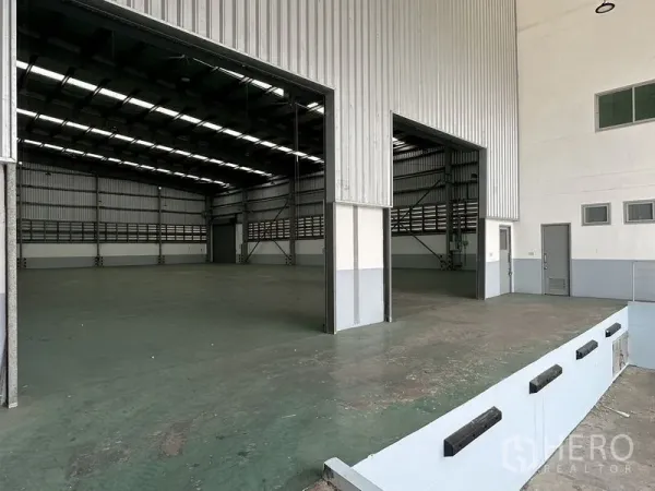 工厂 出租在Mueang Samut Prakan, Samut Prakan - 升高装卸平台通往高净空仓库内部，配有防撞胶垫。