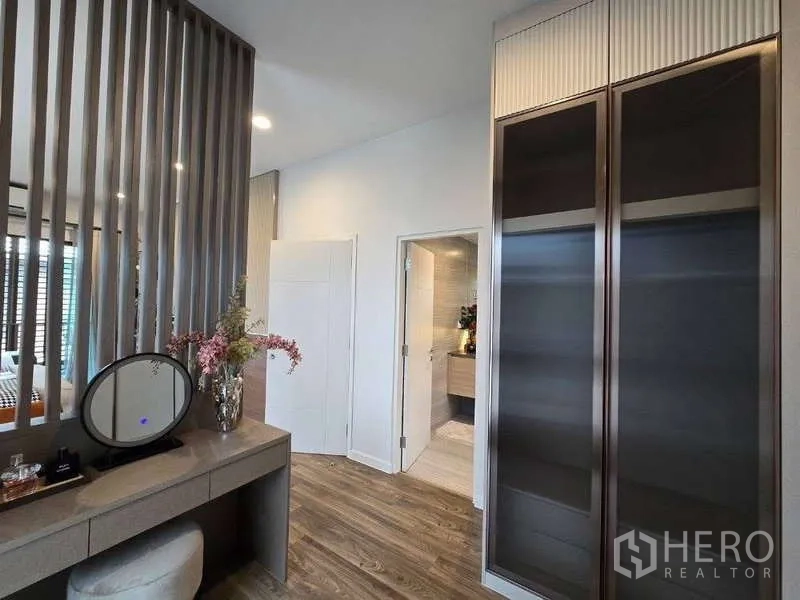 独立式住宅 出租在Bang Kapi, Bangkok - 步入式梳妆区，隔断设计，连通套间浴室。